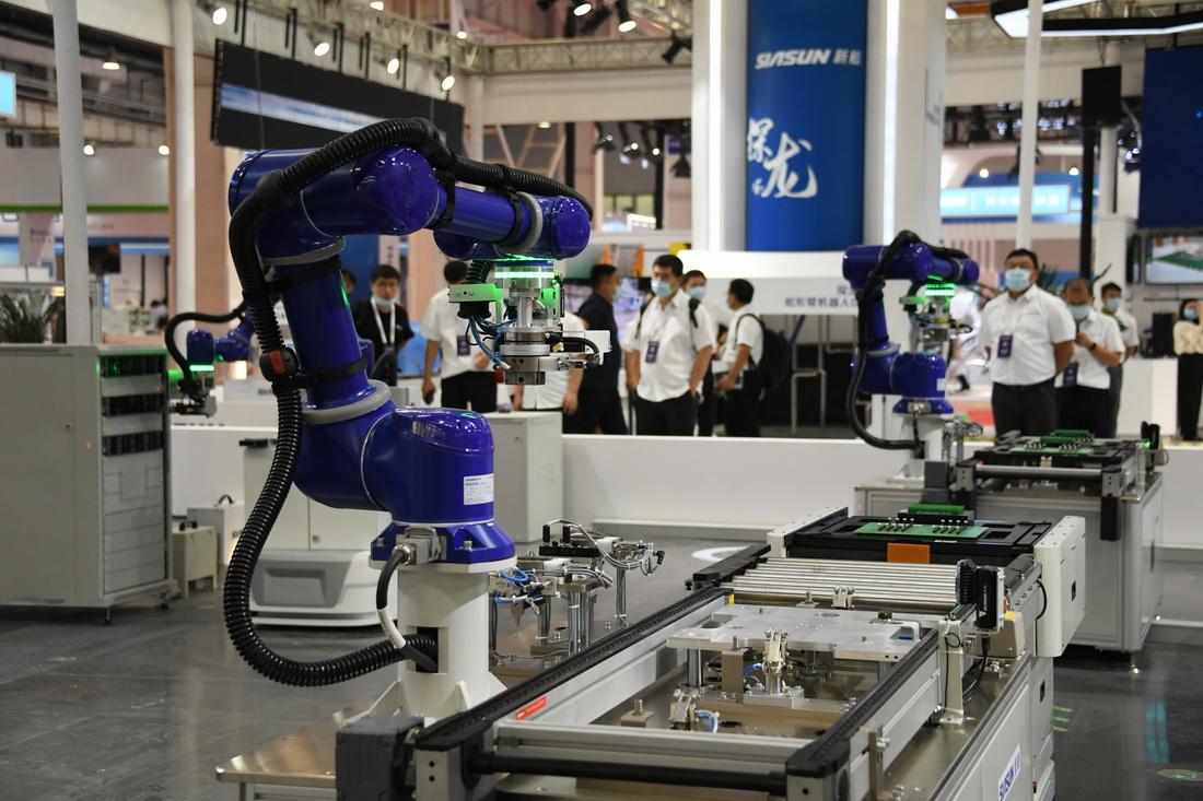 机器人博览会现场拍摄的数字化智能工厂,它可以实现3c产品的自动分拣